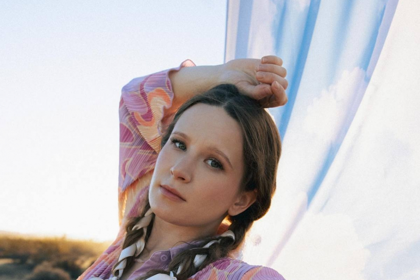 Певица Монеточка не стала скрывать, что устроилась уборщицей в Калифорнии