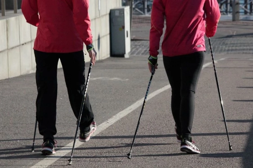 Врач объяснил, как правильно заниматься скандинавской ходьбой