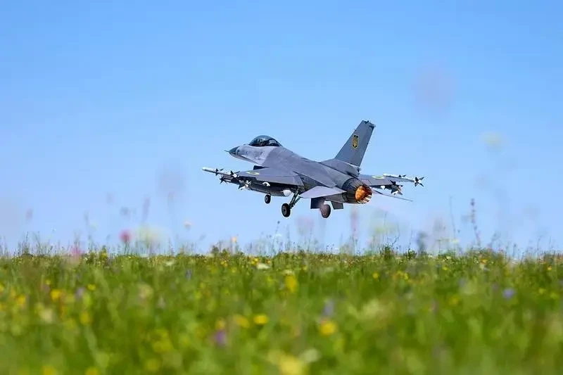 «Вместе с пилотом»: Воздушные силы ВСУ потеряли очередной истребитель F-16 при попытке перехвата российских дронов