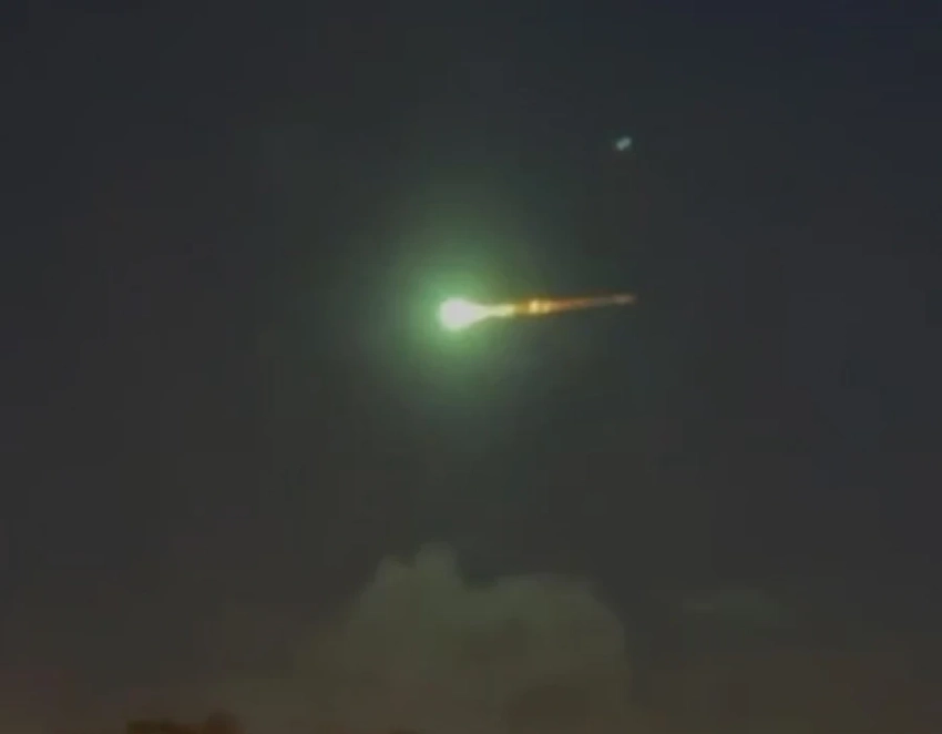 Жителей Москвы напугал яркий светящийся объект в небе