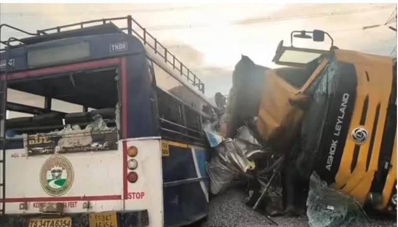 В Индии при столкновении грузовика и автобуса погибли 24 человека