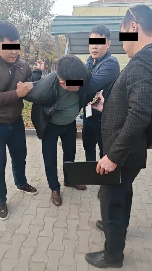 "Требовал 350 тысяч сомов". Адвоката задержали по подозрению в вымогательстве