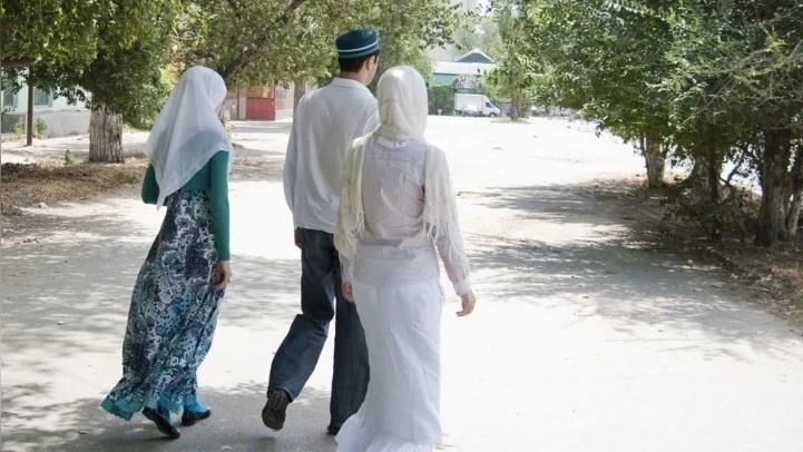 Казахстанский депутат предложил узаконить многоженство