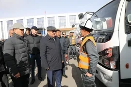 Ташиев передал коммунальным службам Балыкчы новую технику на сумму 100 млн сомов