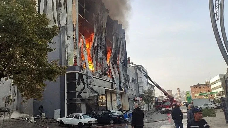 В Турции произошел пожар на парфюмерной фабрике, погибли 7 человек