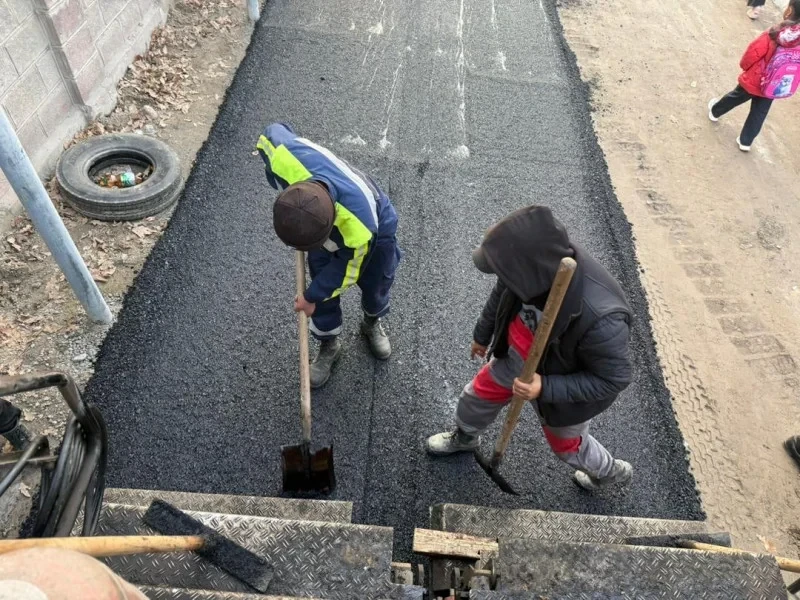 На одной из улиц Бишкека укладывают новый асфальт