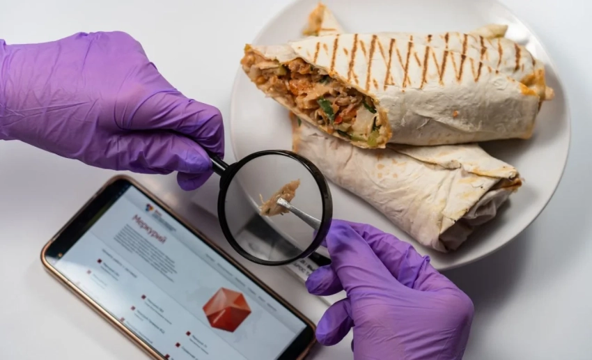 В Бишкеке 63 ученика отравились шаурмой в школьной столовой