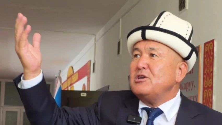 Стихи в честь мэра Оша, его цитаты на пакетах на рынках - народная любовь или грамотный пиар?