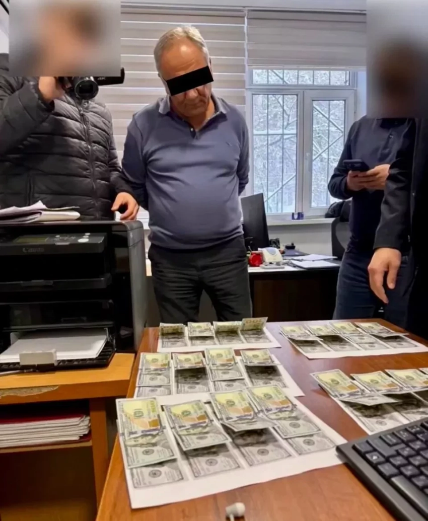 ГКНБ Кыргызстана задержал инспекторов Минстроя и МЧС при получении взятки