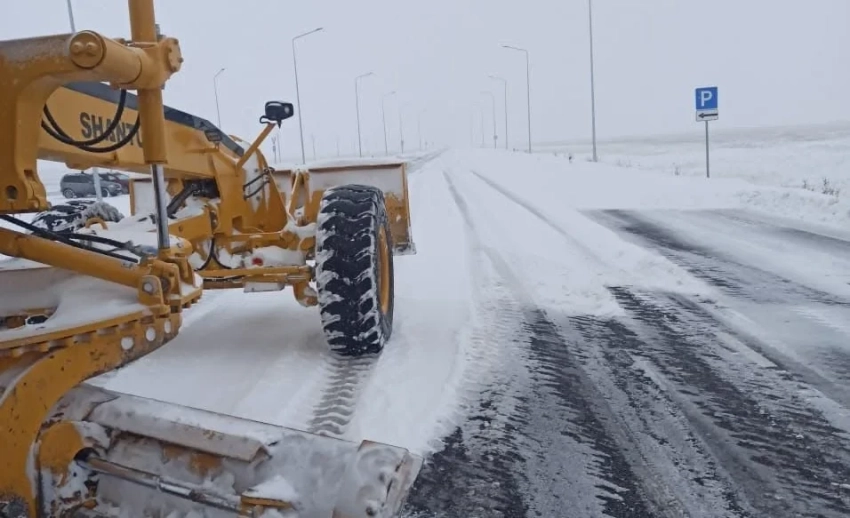 На перевалах Тоо-Ашуу и Ала-Бель сохраняются ограничения для движения грузовиков