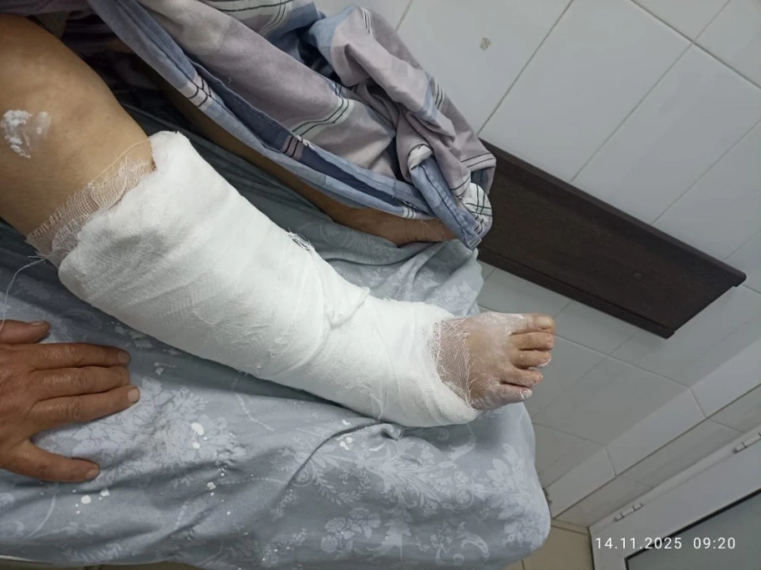 Женщина сломала ногу из-за разрытого тротуара у бишкекской школы