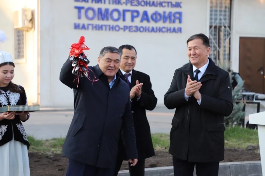 Камчыбек Ташиев передал НЦОМиД служебные автомобили