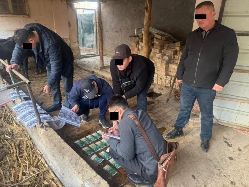 При задержании сотрудник ОВД Оша пытался выбросить деньги в туалет