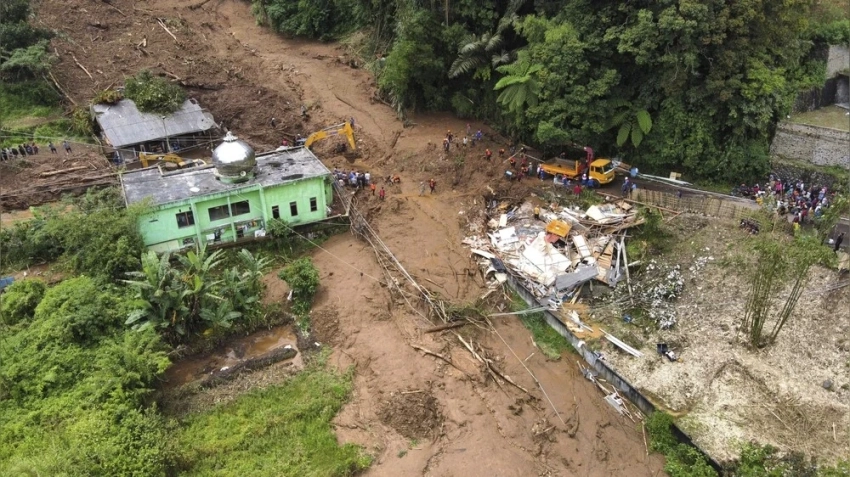 По меньшей мере 10 человек погибли в результате наводнений на острове в Индонезии