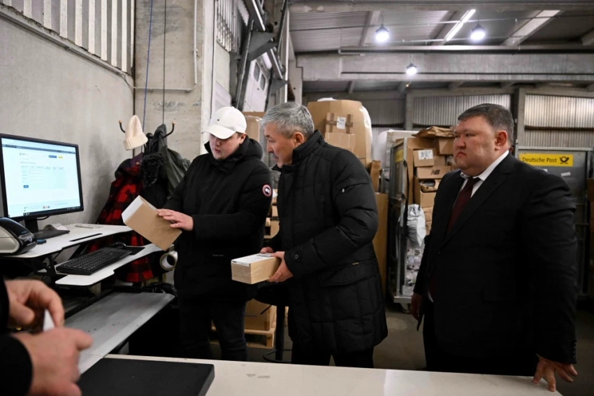 Главе кабмина показали международный логистический центр "Кыргыз почтасы" в Берлине