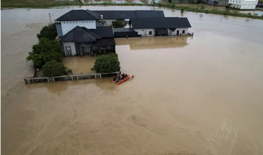 Ливни и наводнения в Юго-Восточной Азии не стихают. Уже известно о 321 погибшем