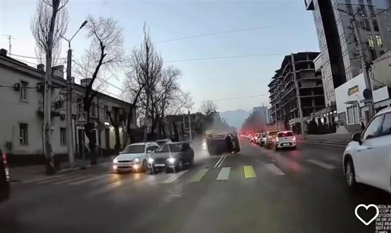 В Бишкеке "Хонда Фит" перевернулась и столкнулась с двумя авто