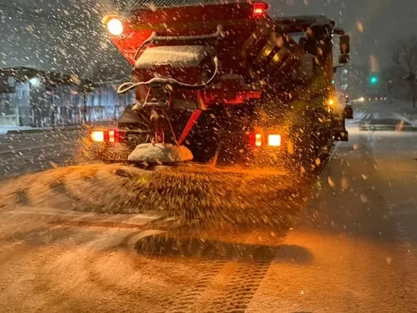 Снегопад накрыл Бишкек: «Тазалык» работает с 2 часов ночи и продолжает уборку