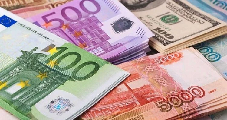 Рубль продолжает обваливаться, тенге тоже дешевеет. Курс валют на 15 декабря