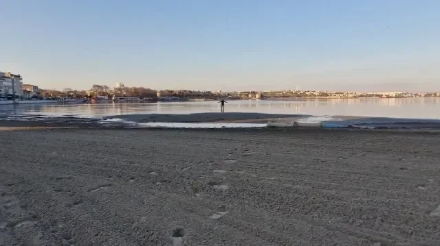 Мраморное море в Турции внезапно отступило примерно на 20 м от берега