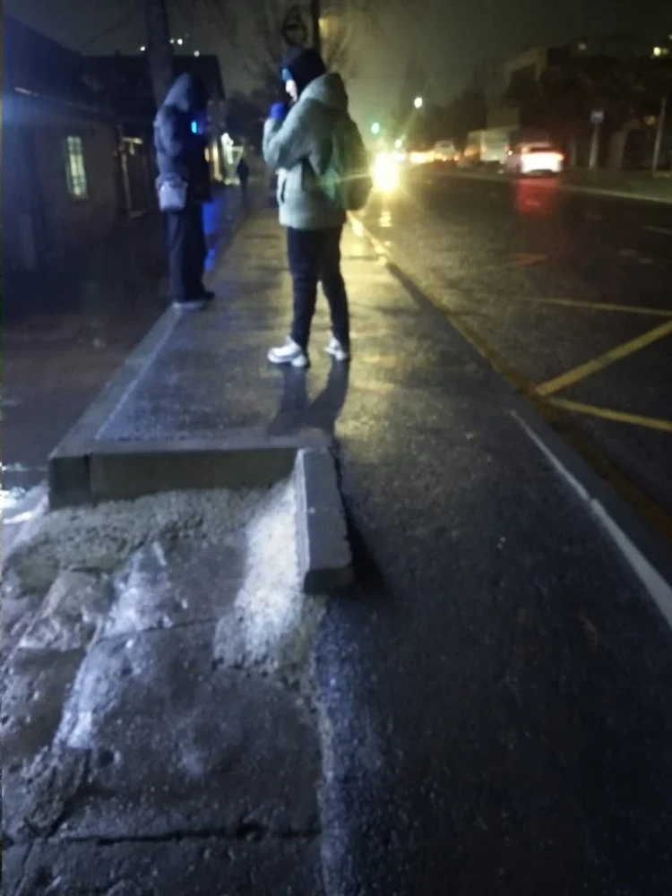 "Без навесов и скамеек". Горожане жалуются на состояние остановок на улице Ахунбаева