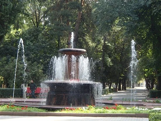 В Дубовом парке Бишкека снесли исторический фонтан 1956 года