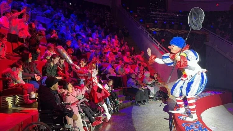 Мэрия Бишкека подарила детям с инвалидностью новогоднюю сказку