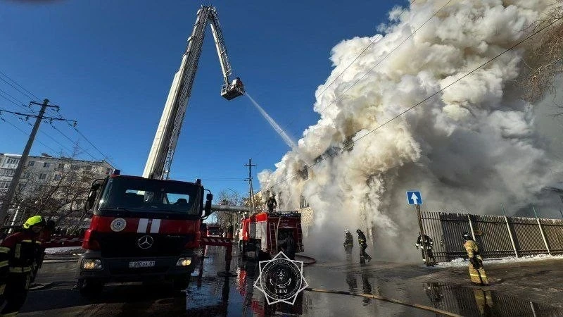 В Астане вспыхнул сильный пожар в трехэтажном здании