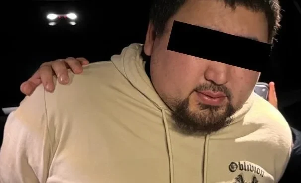 В КР мужчина забрал у жертвы 2 машины, прикрываясь связями с президентом и главой ГКНБ