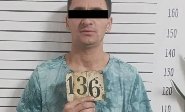 Семейное насилие. В Токмоке мужчина, избивая мать, сломал ей руку