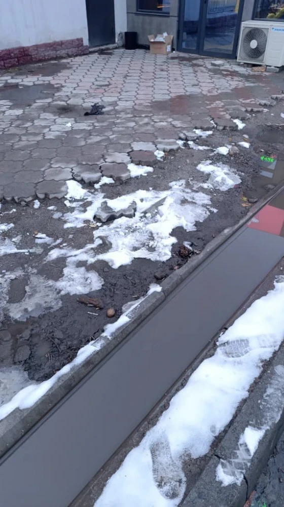 Жители "Кок-Жара" жалуются на состояние тротуара