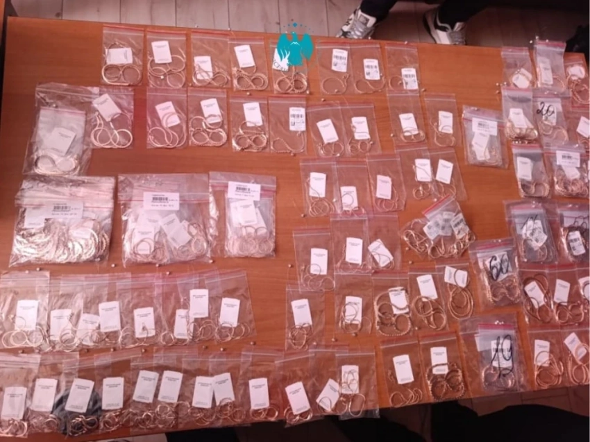 Сотрудники ГНС пресекли попытку незаконного ввоза золотых изделий