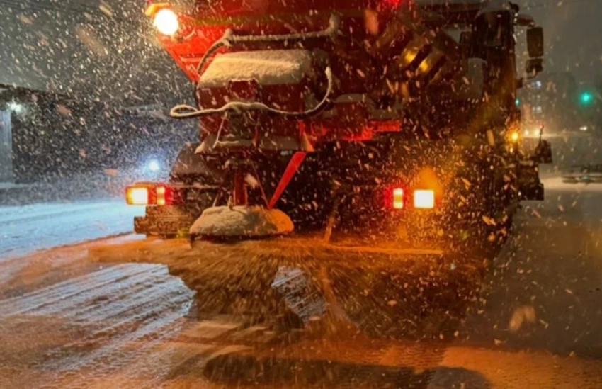 Спецтехника убирает снег в Бишкеке с ночи