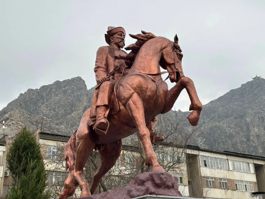 В Оше открыли памятник Кокум бию и благоустроили зону отдыха