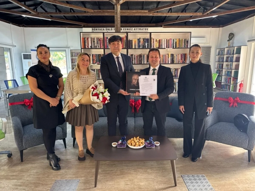 Библиотеке имени Айтматова в Анталии Генкосульство КР передало мебель