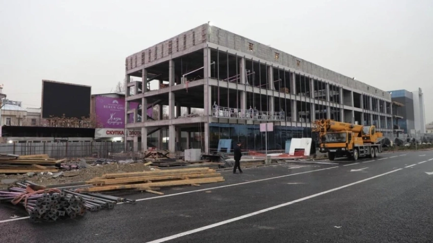 Третий этаж ювелирного центра у ЦУМа в Бишкеке начали сносить