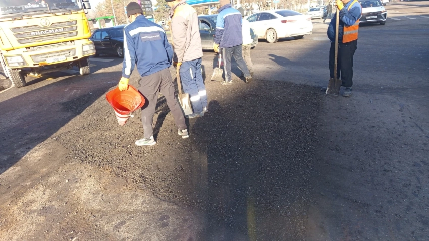 Провал на перекрестке в Бишкеке ликвидировали за несколько часов