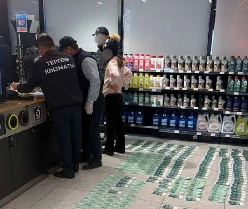 «Правоохранители» вымогали у мужчины 100 тысяч долларов