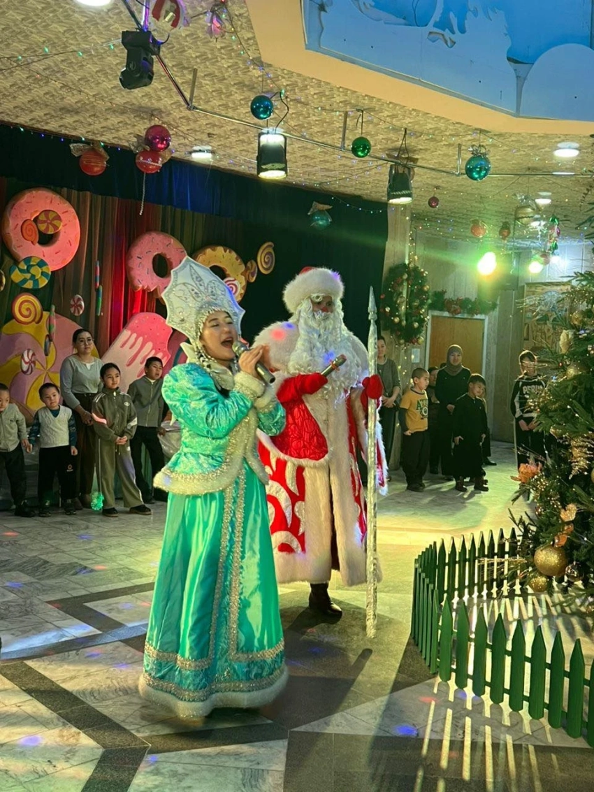 Кукольный театр в Бишкеке организовал новогоднее шоу для особенных детей