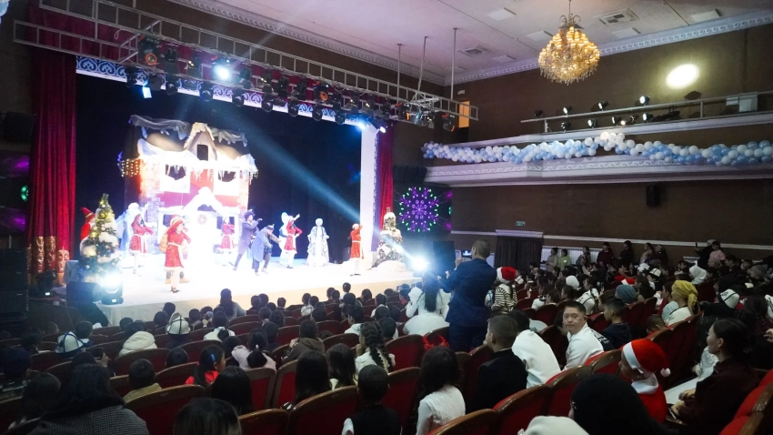 В Таласской области прошла новогодняя елка для 400 детей
