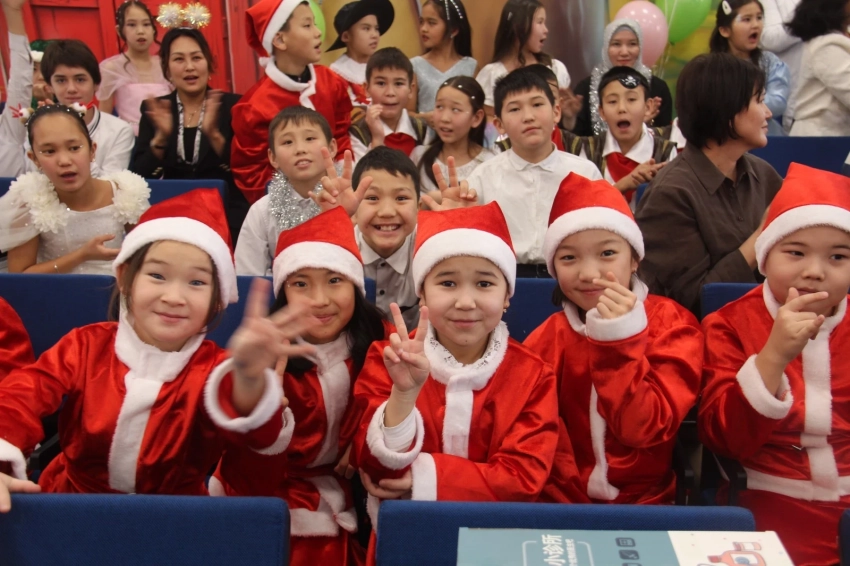 Миллион, подарки и автографы: визит Камчыбека Ташиева в интернат удивил детей