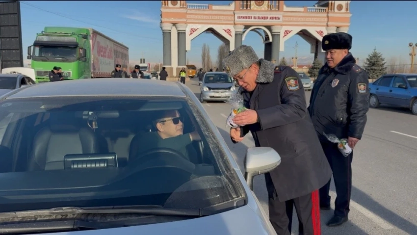Водителям в Кыргызстане дарят новогодние подарки за соблюдение ПДД
