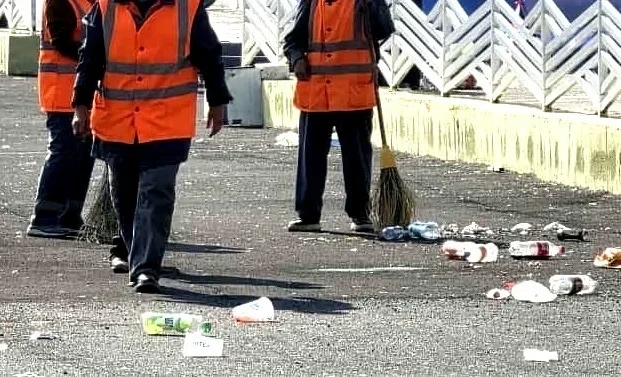 После празднования Нового года в Оше с площади вывезли 20 кубометров мусора