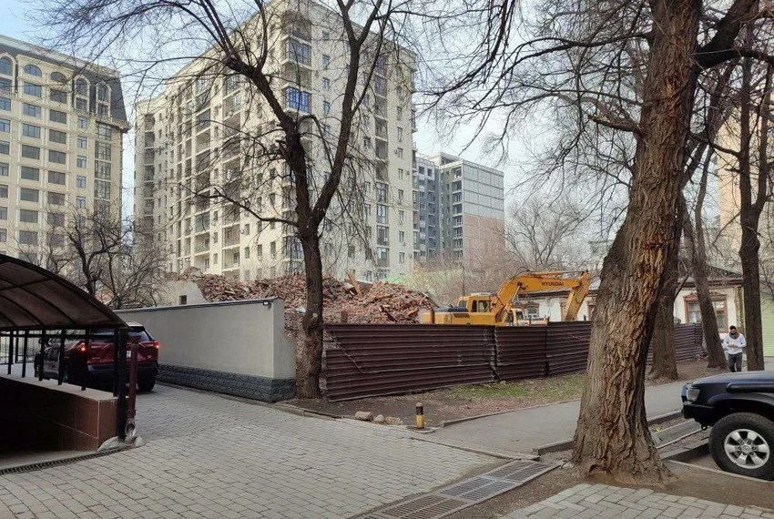 Бишкекте эскертки статусунан ажыратылган дагы бир үй бузулду