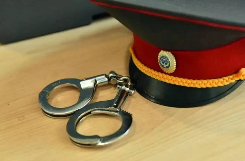 Узген районунда үч милиция кызматкери мыйзамсыз кармоо жана зомбулук колдонуу үчүн камакка алынды