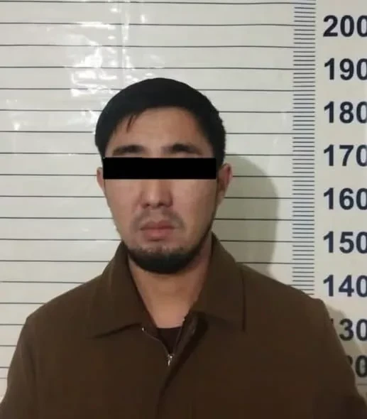 Шопоков шаарында айдоочуну хулигандык үчүн кармашты. Ал мурда мектеп окуучуларына урунуп, окуя болгон жерден качып кеткендиги белгилүү болду.