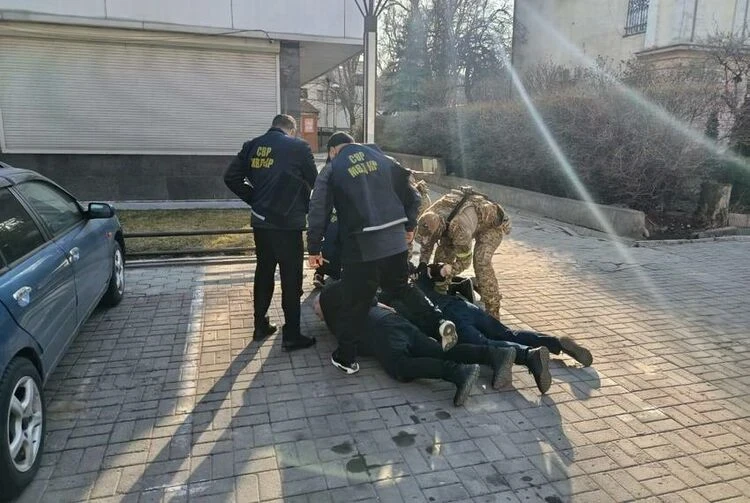 Выдавали себя за сотрудников МВД. В Бишкеке нашли подозреваемых в мошенничестве