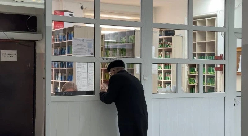 "Only God knows when I'll get in." There are huge queues for certificate 083 at the CSC in Bishkek.