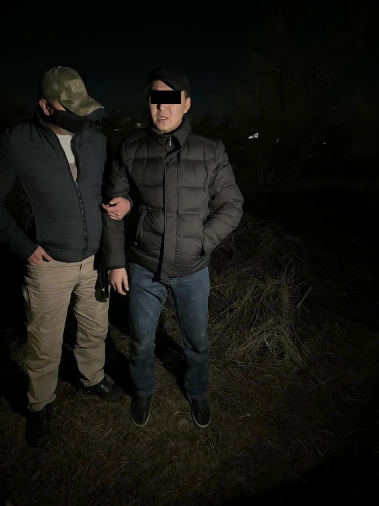 Жайыл районунун Ички иштер бөлүмүнүн милиция кызматкерин ири суммадагы акча талап кылууда айыпташууда