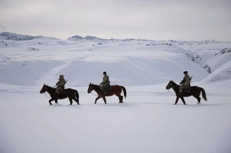 Фото. Чек арачылар -50 градуска чейин суукта Кыргызстан-Кытай чек арасында кызмат өтөшүүдө